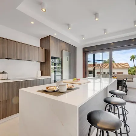 Newly Renovated 3 Bedroom Next To Puerto Banús Apartamento