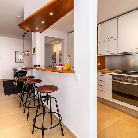 Apartment Newly Renovated 3 Bedroom Next To Puerto Banus *
